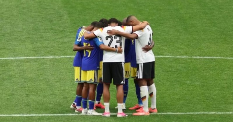 Jogadores de Alemanha e Cura�ao se abra�am e oram juntos ap�s goleada de 7 a 1 na Copa