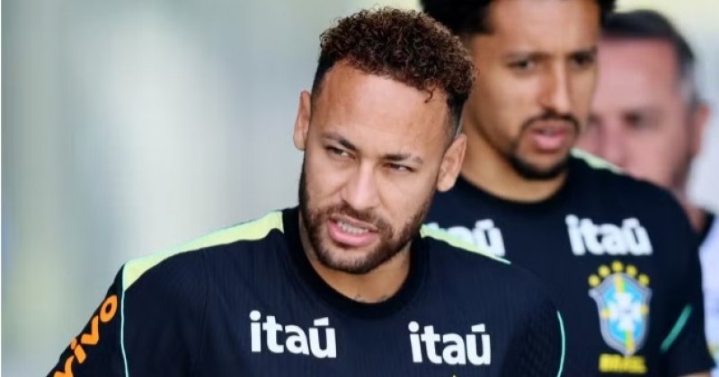 Neymar treina com bola na sele��o brasileira e recebe batismo de companheiros