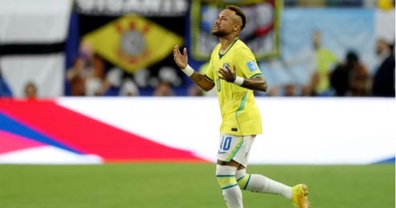 Neymar volta a jogar pela Sele��o depois de 981 dias e se emociona