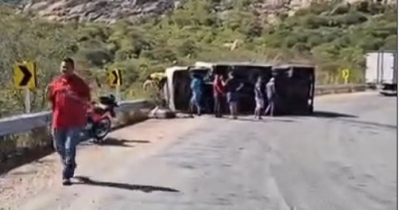 Caminh�o ba� carregado com equipamentos de som tomba no trecho da Serra do Teixeira, na rodovia PB-262