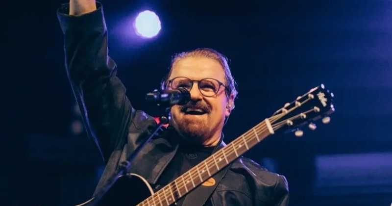Asaph Borba celebra 50 anos de carreira reunindo seus grandes sucessos em �lbum