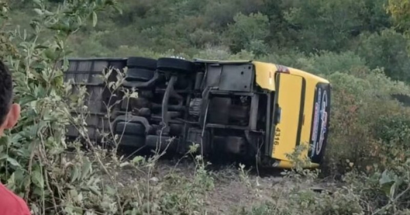 �nibus com mais de 40 romeiros tomba e deixa mortos e feridos no Cear�