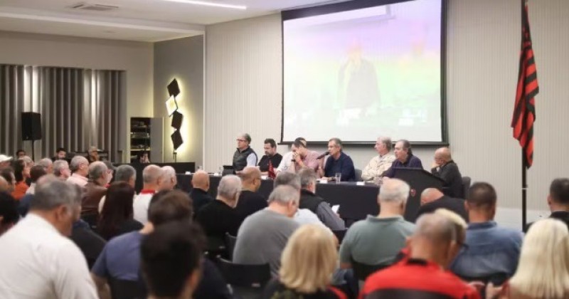 Conselheiros do Flamengo fazem cobran�a no clube ap�s d�ficit de R$ 33 milh�es
