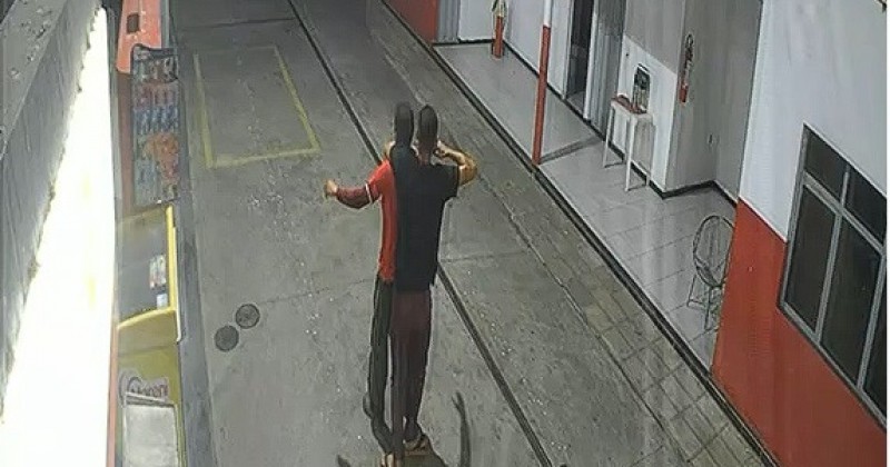 Dupla � presa quando comemorava assalto a posto em Condado; um dos homens usava tornozeleira eletr�nica