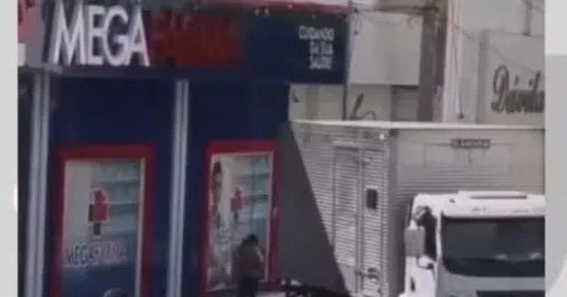 [V�DEO] Caminh�o perde o freio e atropela mulher e crian�a no Sert�o da Para�ba