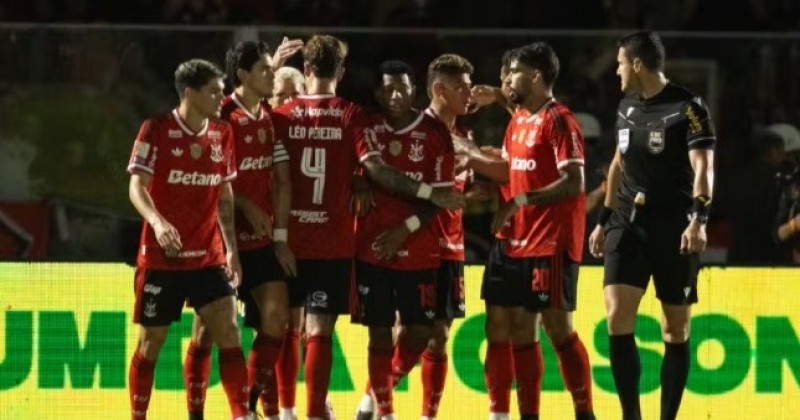 Flamengo mostra for�a do elenco com goleada e fica mais vivo do que nunca no Brasileir�o