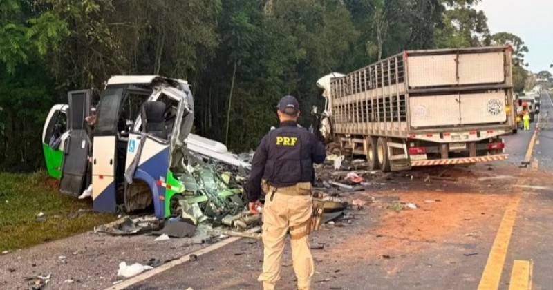 Acidente entre �nibus e carreta em estrada do Paran� deixa 21 mortos