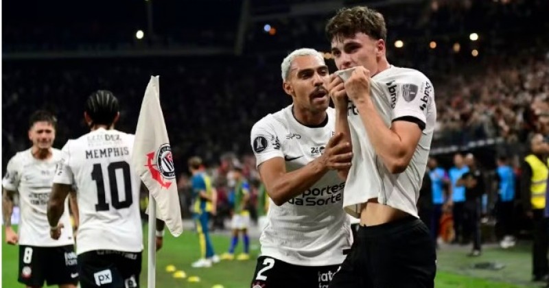 Corinthians supera expuls�o e avan�a �s quartas da Libertadores com vit�ria na ra�a