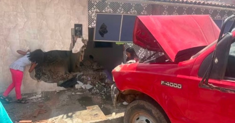 Caminh�o carregado de tijolos desce ladeira e atinge duas casas em Dona In�s, na PB