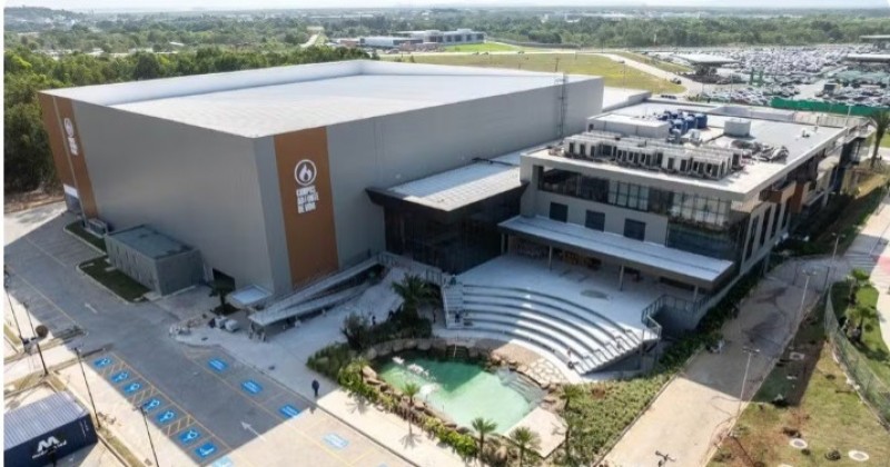Megaigreja com lago artificial de batismo, tecnologia de est�dio de futebol, cafeteria e fragr�ncia exclusiva � inaugurada no ES