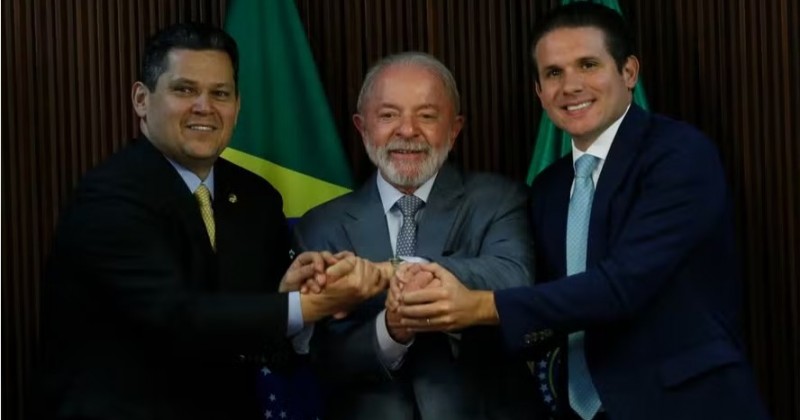 Lula, Alcolumbre e Hugo Motta almo�am hoje para dar fim definitivo a 'taxa das blusinhas'
