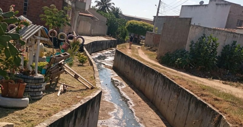 Prefeitura de Patos mant�m limpeza peri�dica de canais de �guas pluviais