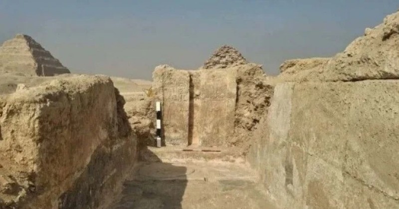 Tumba de 4 mil anos revela porta ilus�ria e artefatos no Egito antigo