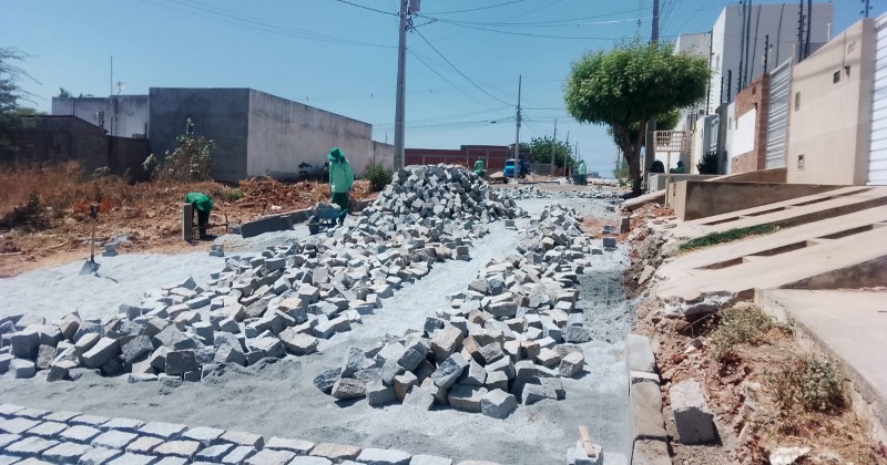 Prefeitura de Patos mant�m servi�os de cal�amento em quatro bairros da cidade