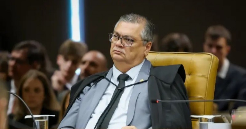 Defesa de Fl�vio Bolsonaro tentou quatro vezes redirecionar de Dino para Mendon�a investiga��o sobre 'Dark Horse'
