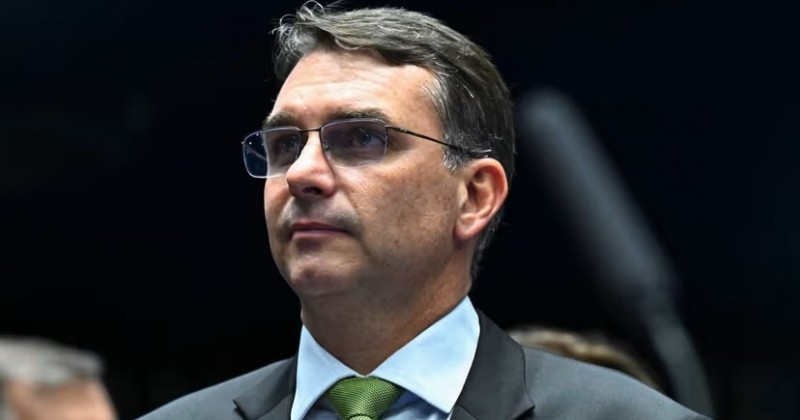 Em editorial, Folha de S�o Paulo aponta que Fl�vio Bolsonaro n�o tem a menor condi��o de ser presidente