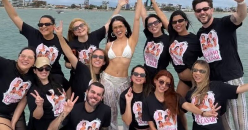 Juliette re�ne amigos em despedida de solteira em barco em praia de Cabedelo