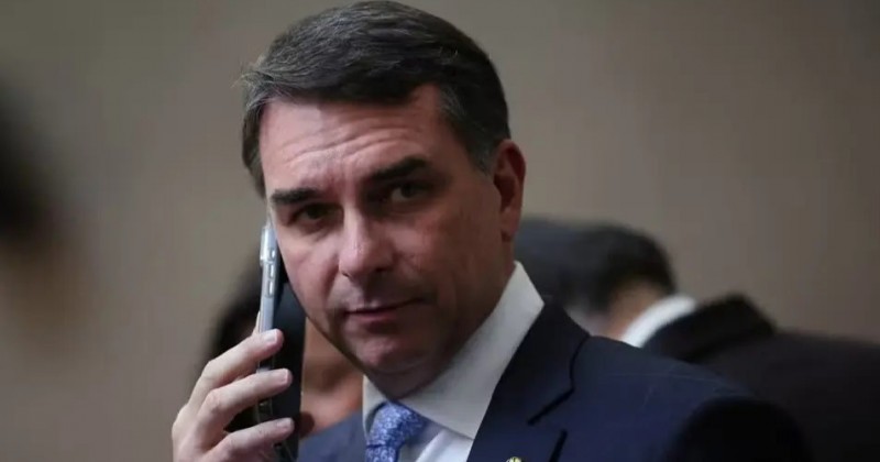 Dossi� de ex-s�cio revela rede de favores, prostitui��o, orgias, mimos de luxo e press�es contra Fl�vio Bolsonaro