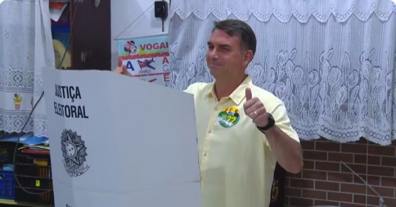 Fl�vio Bolsonaro vota na Zona Norte do Rio e diz: 'Espero que o brasileiro ponha fim a essa era do atraso'