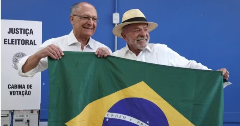 Lula vota em S�o Bernardo do Campo e diz: 'Brasil n�o vai para frente com venda de arma e miliciano'
