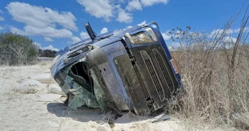 Motorista tomba carreta carregada com caulim para evitar colis�o durante manobra na BR-230, em Junco do Serid�