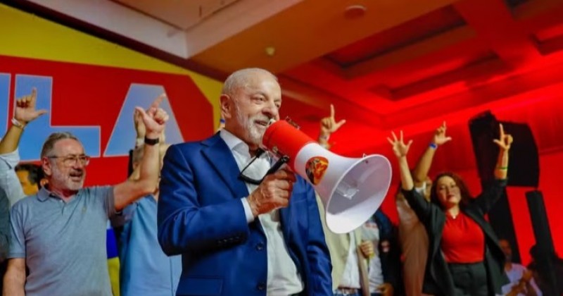 Lula celebra Dia do Nordestino e diz que, se Fl�vio for eleito, cortar� P�-de-Meia e outros programas sociais