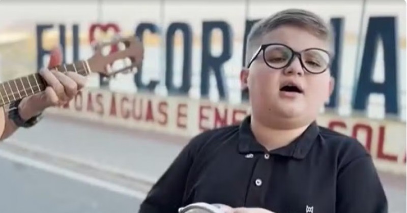 Aos 11 anos, Leozinho do Samba conquista seguidores cantando cl�ssicos da m�sica brasileira