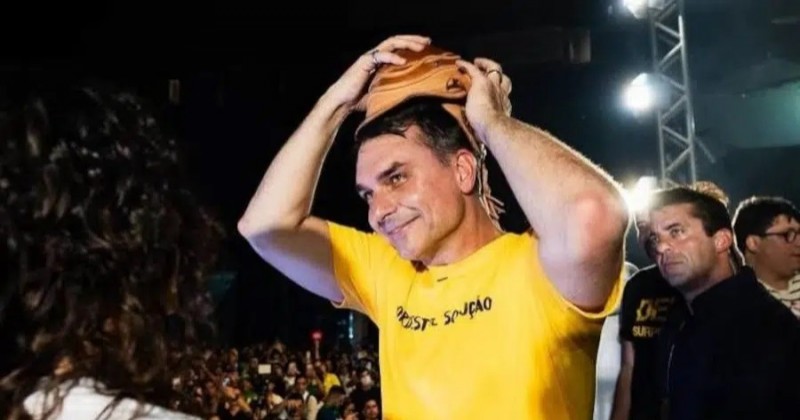 Presidenci�vel Fl�vio Bolsonaro apaga posts antigos com cr�ticas ao Bolsa Fam�lia