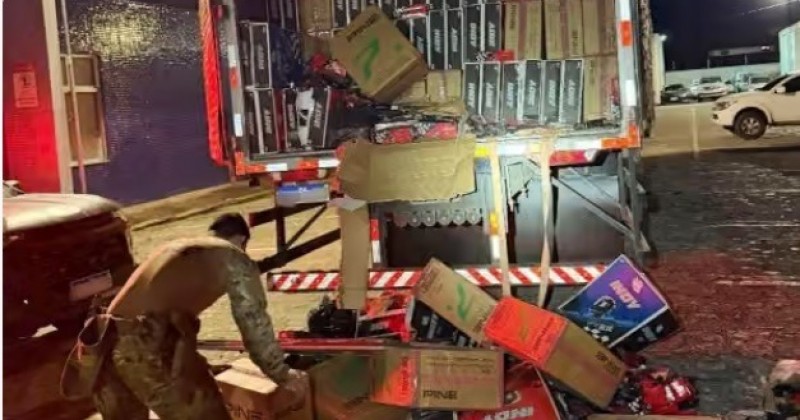 PRF apreende cerca de 535 mil ma�os de cigarro e det�m motorista ap�s tentativa de fuga 