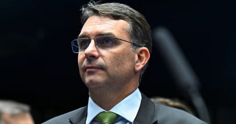 Fl�vio tem 200 decretos prontos para serem assinados; maioria sobre legisla��o trabalhista
