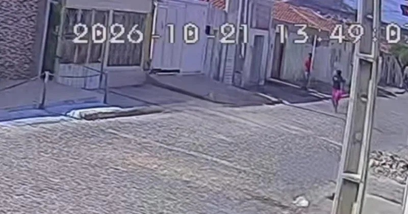 Homem � preso ap�s ferir mulher com faca em Pianc�; c�meras flagram crime