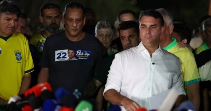 Fl�vio Bolsonaro diz que n�o reconhece resultado da elei��o e tentar� anula��o