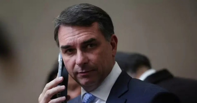 [PROCURA-SE] Fl�vio Bolsonaro n�o entrega passaporte � PF e descumpre ordem 