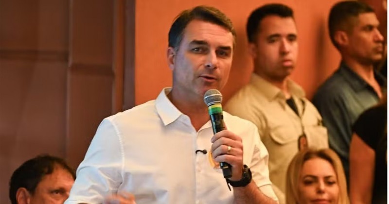 Voo que levaria Fl�vio aos EUA � cancelado ap�s problema com um dos passageiros