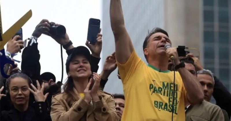 Argentina informa que Fl�vio Bolsonaro entrou no pa�s e seguiu para o Equador