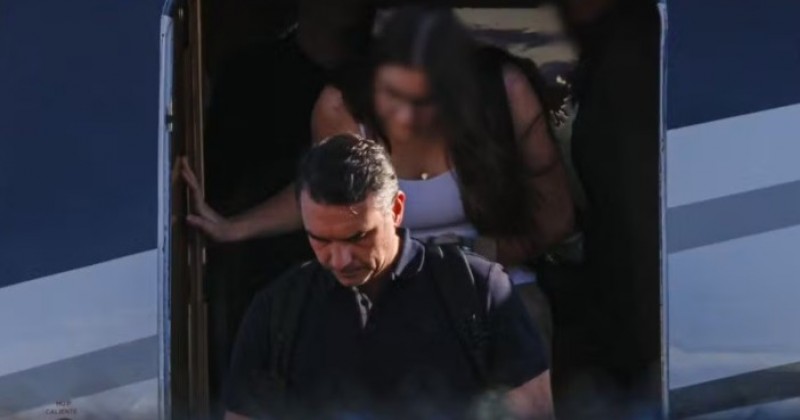 Fl�vio Bolsonaro diz ser 'verdadeiro presidente eleito do Brasil' em carta ap�s fugir para os EUA
