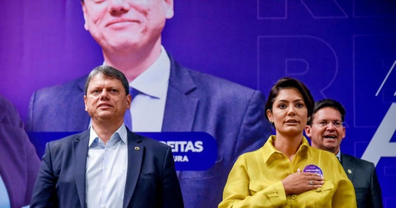 Como fica a disputa pela lideran�a da oposi��o ap�s a fuga de Fl�vio Bolsonaro para EUA