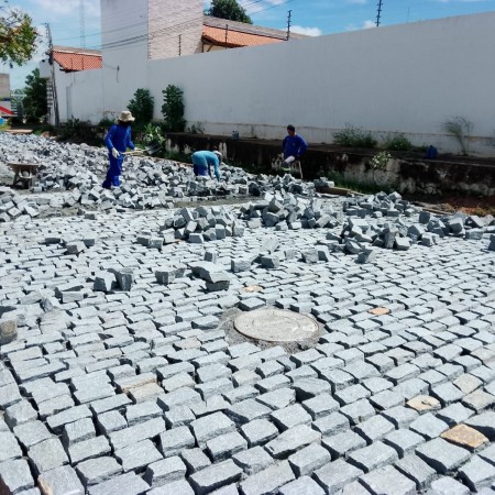 Prefeitura de Patos inicia cal�amento na Rua Laurentino Pereira, no Jardim Europa
