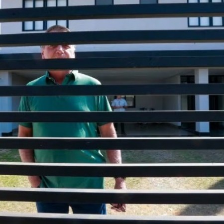 Presidi�rio Bolsonaro recebe alta e chega para cumprir pris�o domiciliar tempor�ria