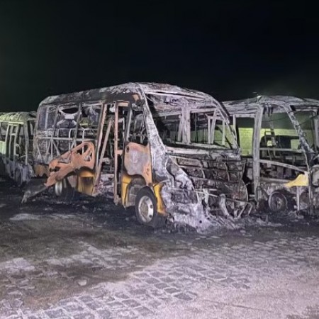 Inc�ndio destr�i seis �nibus escolares e um caminh�o em garagem municipal de Queimadas