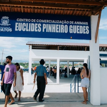 Prefeito de Patos inaugura Centro de Comercializa��o de Animais em momento hist�rico para agropecuaristas