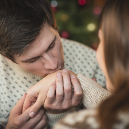 Espanha define que beijo na m�o pode configurar agress�o sexual; entenda