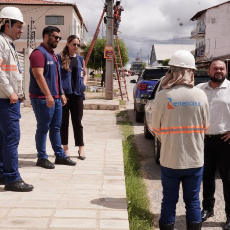 Procon/Patos recolhe mais fios de operadoras na Zona Sul na Opera��o 'Cidade sem Emaranhados'