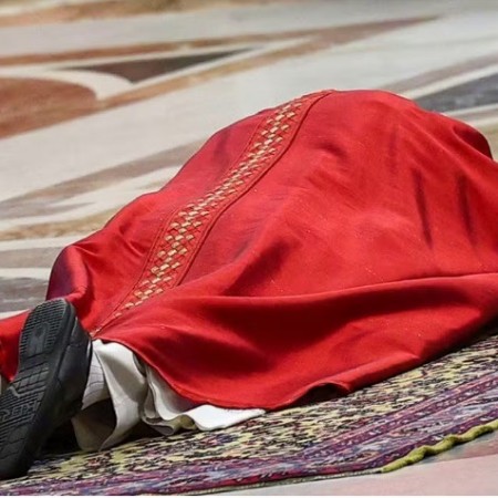 Papa Le�o XIV reza deitado no ch�o ao celebrar a Paix�o de Cristo