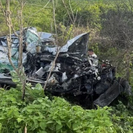 Homens morrem em acidente entre caminh�o e caminhonete, na BR-104, na Para�ba