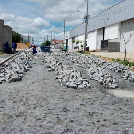 Mais dois bairros de Patos t�m obras de cal�amento avan�adas
