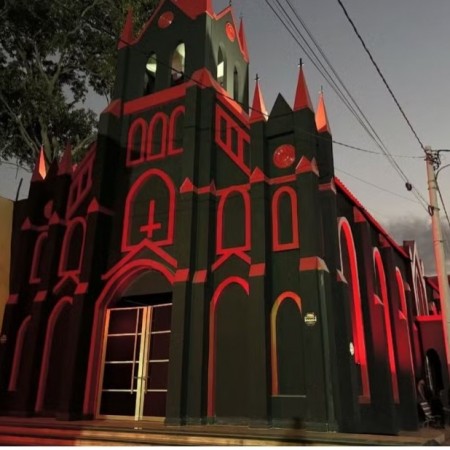Igreja luciferiana chama aten��o com castelo �s margens de rodovia no Rio de Janero