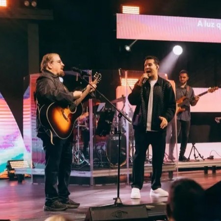 Asaph Borba lan�a nova vers�o de 'Jesus Em Tua Presen�a' com Brun�o Morada