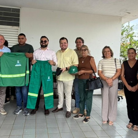 Prefeitura de Patos entrega equipamentos e fardamentos a �s equipes t�cnica de Meio Ambiente e Defesa Civil
