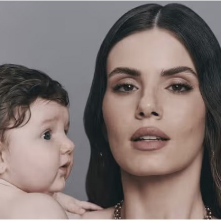 Camila Queiroz apresenta filha pela primeira vez e semelhan�a com pai choca
